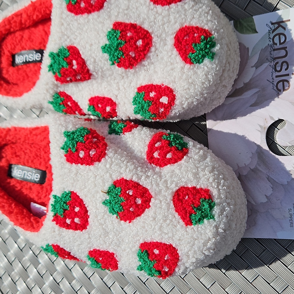 NEW WITH TAGS Kensie Size 6/7 Ivory Red Strawberries Fuzzy Memory Foam Slippers - Picture 7 of 17